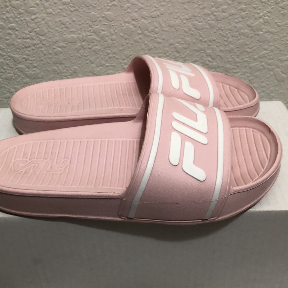 Fila slides - Picture 4 of 6